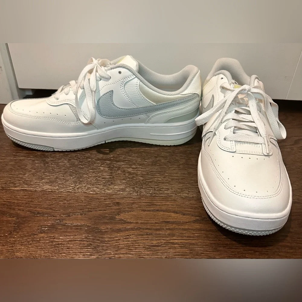 Nike Women’s Sneakers - Picture 2 of 5